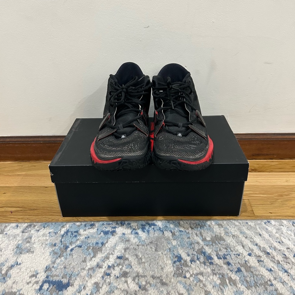 Kyrie 7 black university red, Like new condition